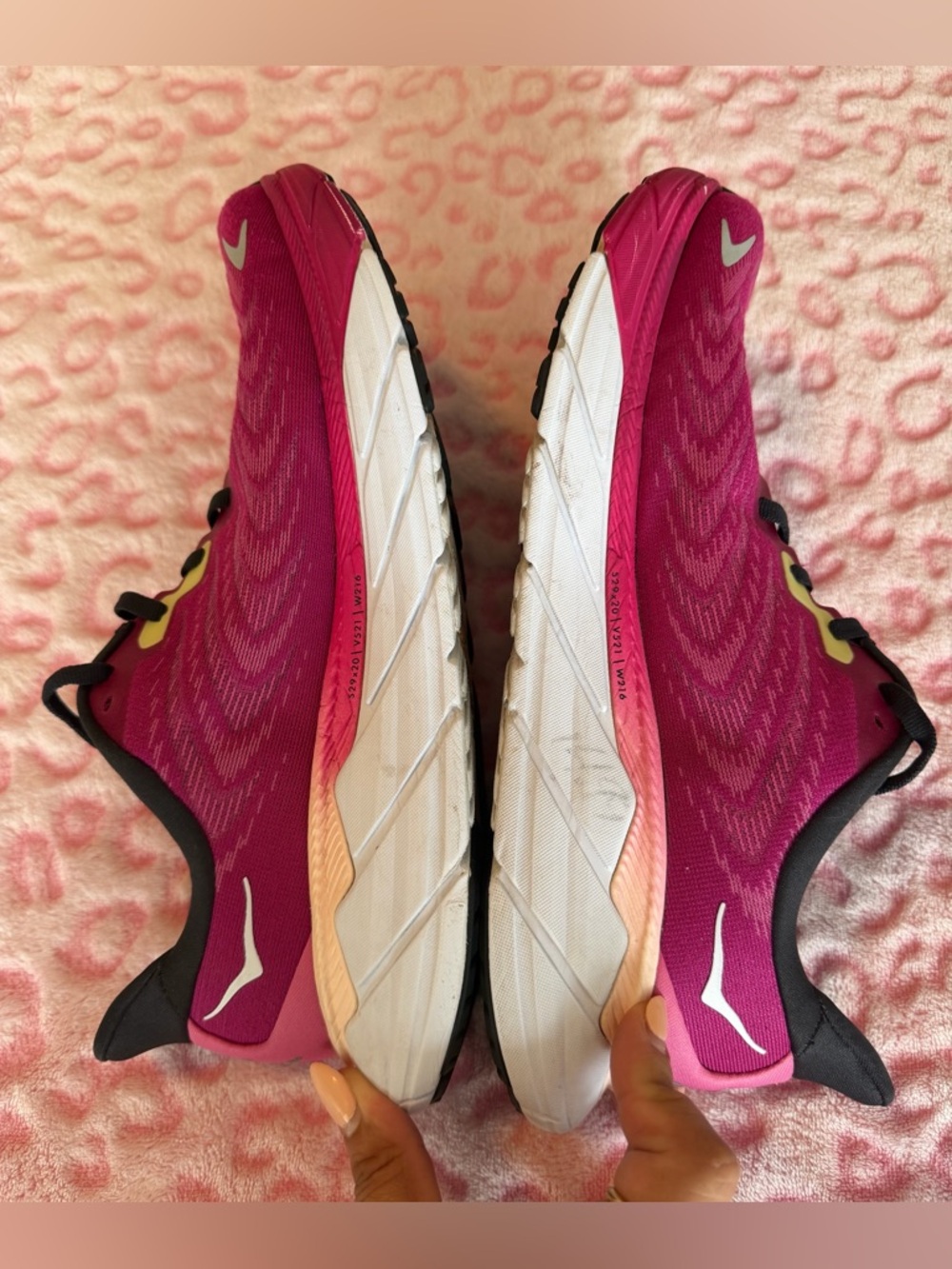 Hoka Arahi 6 Running Shoes Festival Fuchsia/Ibis
Rose Size: 9.5B - Picture 5 of 12